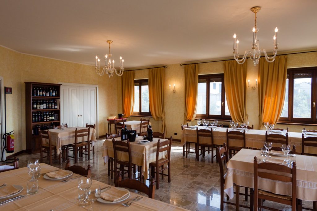 La sala del ristorante Belvedere cucina tipica piemontese