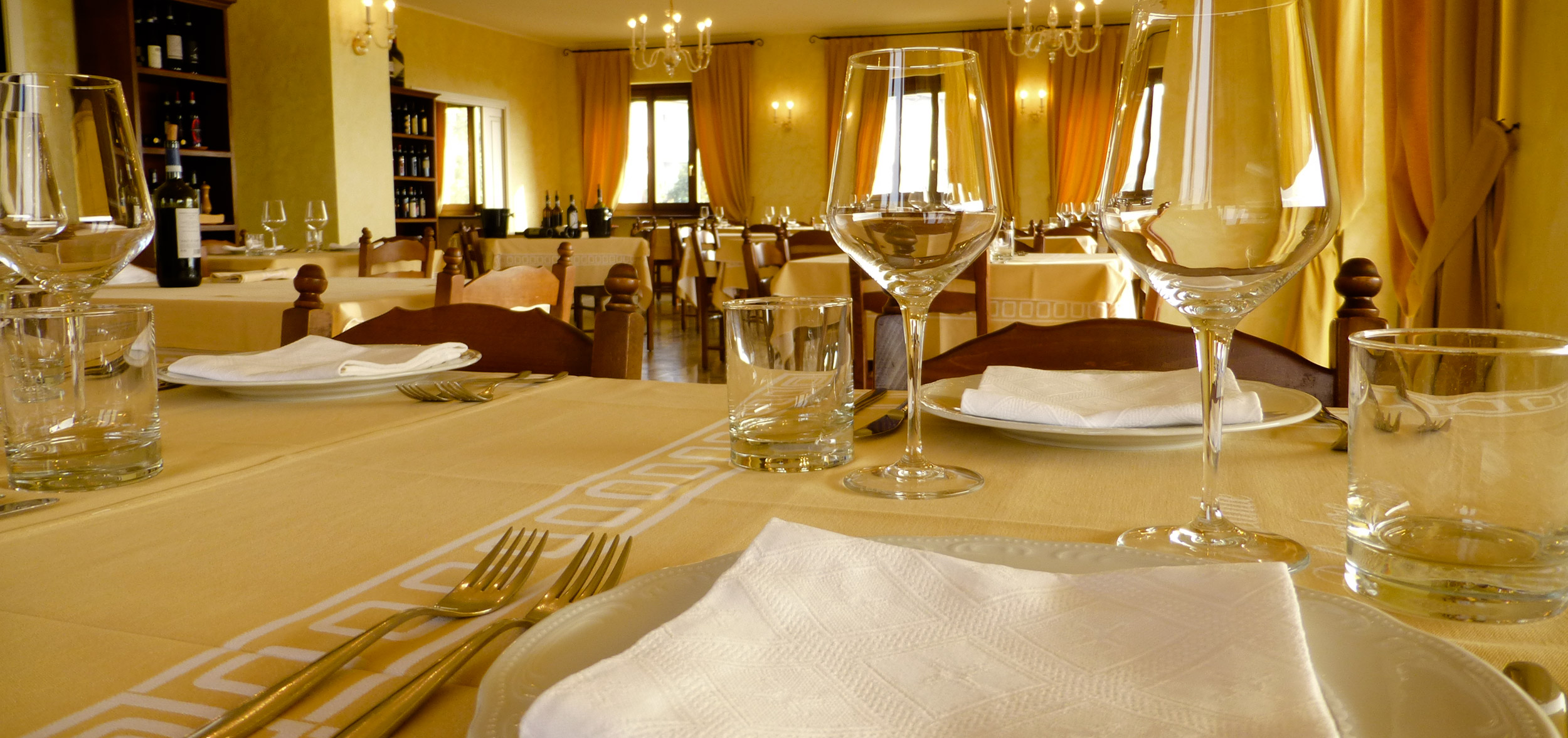 Sala del ristorante panoramico nelle Langhe e Roero